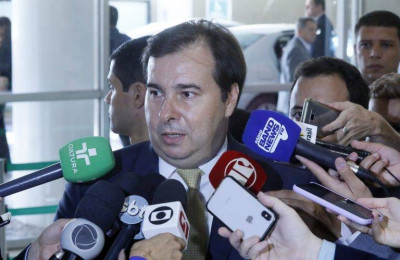 Rodrigo Maia tenta evitar racha no DEM e debandada de partidos aliados